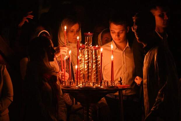 Благодатный огонь доставили в храм Христа Спасителя на богослужение