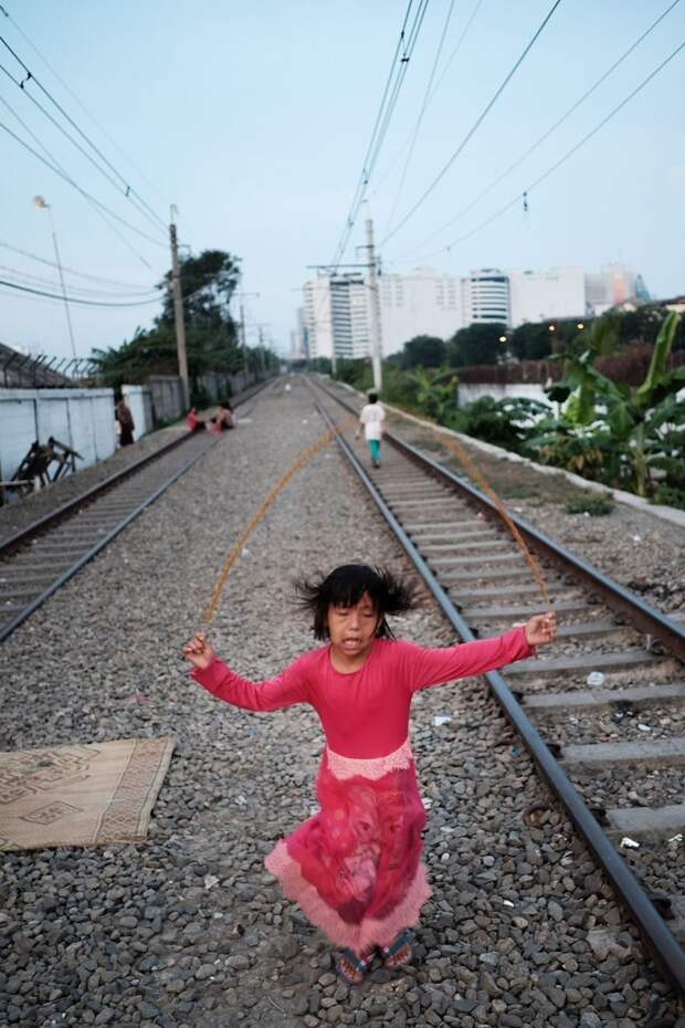 24. Девочка прыгает через скакалку между путями. Вышла во двор погулять... бедность, джакарта, железная дорога, индонезия, нищета, репортаж, трущобы