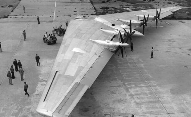 YB-49 Их заменили более продвинутым бомбардировщиком YB-49. Он летал на реактивной тяге и мог преодолеть высотный рубеж в целых 12 километров.