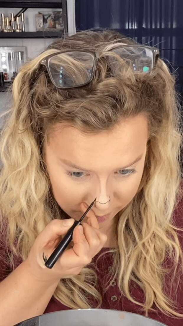 Новый безумный тренд макияжа на карантине: девушка показала, как нарисовать маленькое лицо на носу