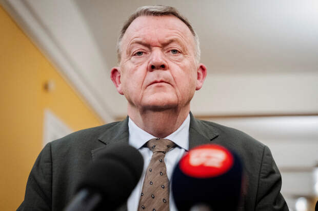 Глава МИД Дании выбежал из здания и закурил после переговоров по Гренландии