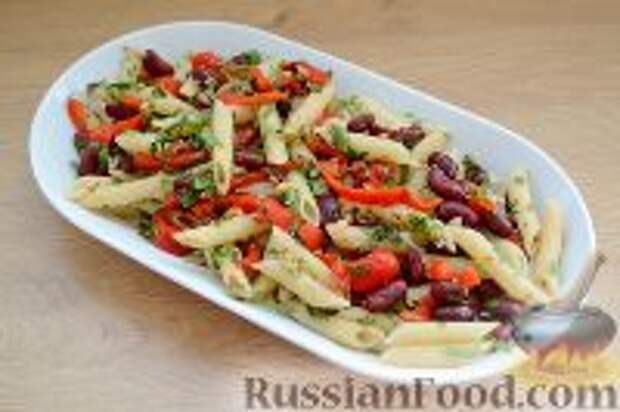 Фото к рецепту: Пенне с фасолью, маринованным перцем и орехами