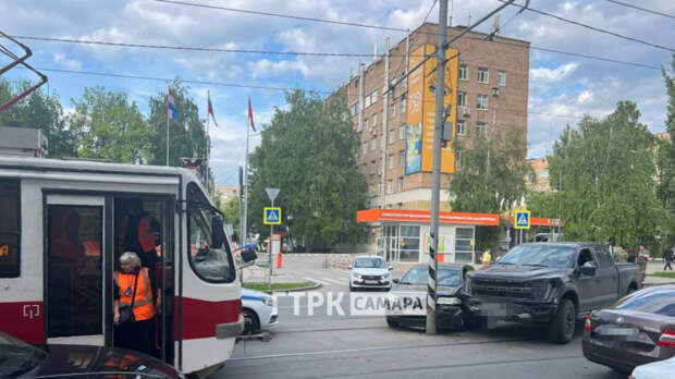 Трамвайное движение в Самаре остановилось после столкновения двух автомобилей