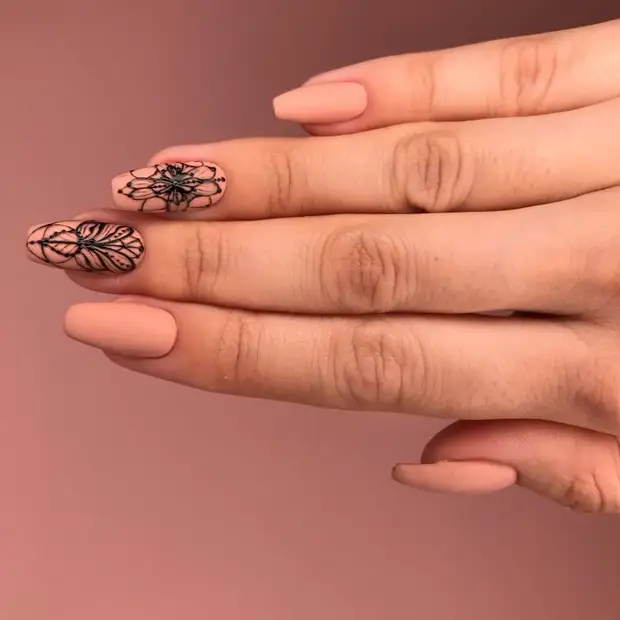 Нюдовый маникюр с узорами: 50+ идей, которые пользуются популярностью у женщин