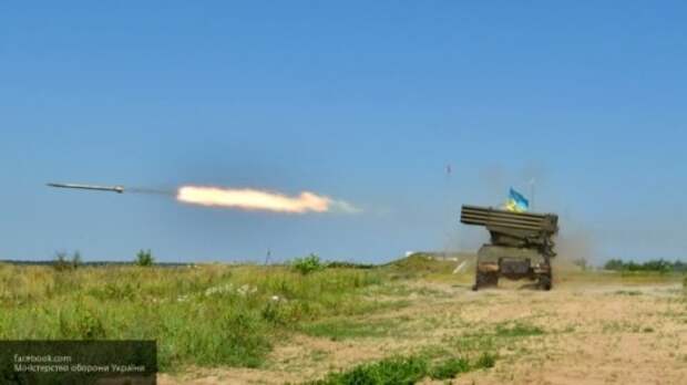 Украина стягивает в Донбасс гаубицы, реактивные системы и бронемашины