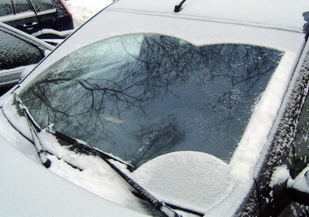 Зимним утром часто можно увидеть картинку, как лобовые стёкла автомобилей, припаркованных во дворе, покрыты слоем льда.