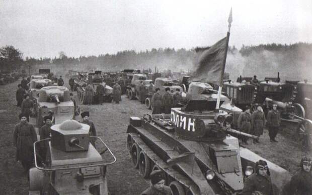 Части Красной Армии готовятся вступить в Белосток. Конец сентября 1939 года