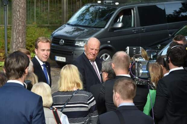 Norjan kuningas Harald V (oik.) ja ulkoministeri Børge Brende (vas.) tapasivat toimittajia Helsingissä 6. syyskuuta 2016. 