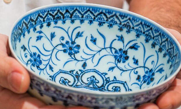 Мужчина купил старую пиалу на дворовой распродаже, а посуда оказалась китайским артефактом XV века