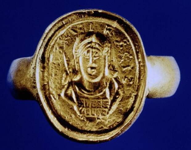 Перстень короля Хильдерика, которым оттискивали печать на воске, подтверждая документ.
