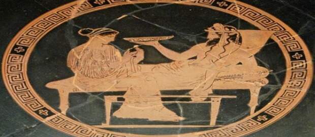 Древние греки принимали пищу полулежа, опираясь на подушки. /Фото: pronews.gr