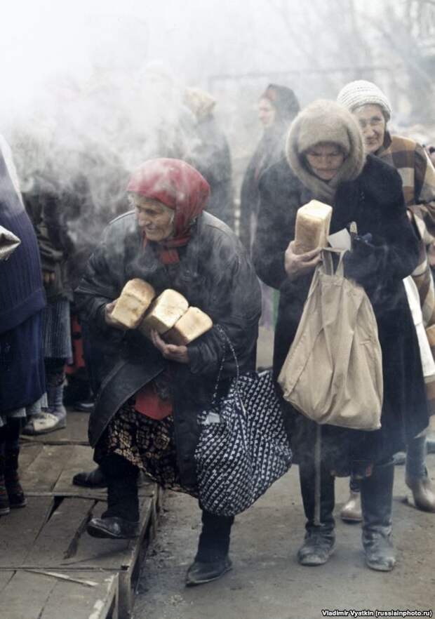 Пожилые женщины в Грозном во время Второй чеченской войны, 1999 год. 90-е, СССР, фото