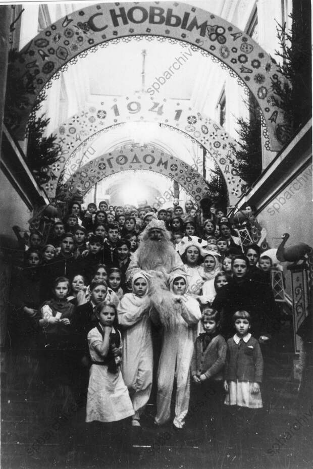 1941. Дед Мороз в окружении детей на парадной лестнице Дворца пионеров 1941. Дед Мороз в окружении детей на парадной лестнице Дворца пионеров