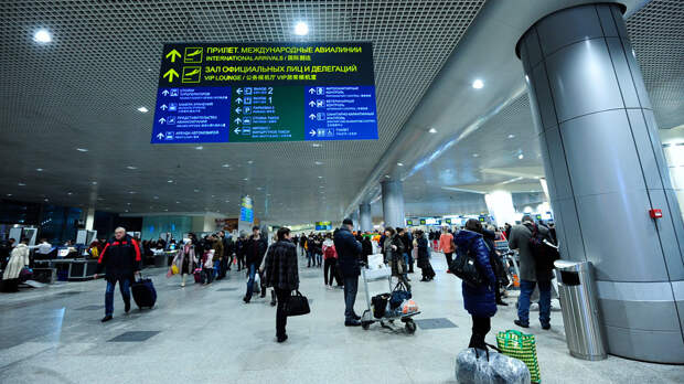 В московских аэропортах задержали или отменили несколько десятков рейсов