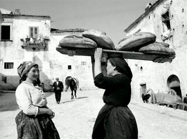 Женщина, несущая хлеб Весь Мир, история, черно-белые фотографии