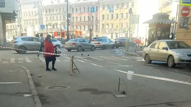 Большой кусок штукатурки свалился с фасада дома на Разъезжей улице