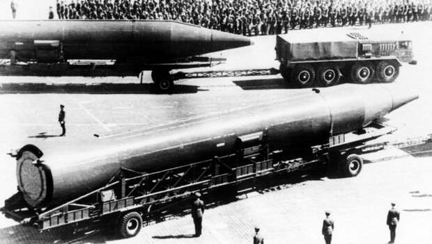 Тягач МАЗ-535А буксирует баллистическую ракету Р-14, 1977 год. | Фото: defenseimagery.mil.