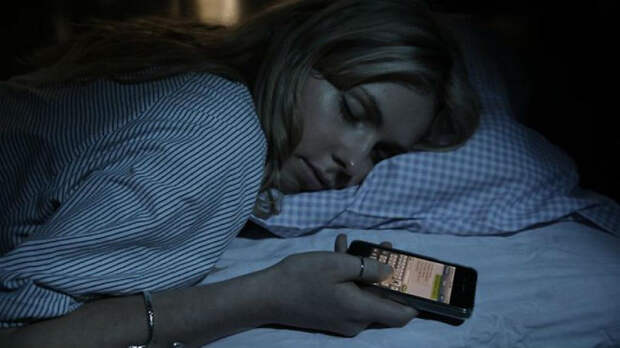 Опасно для здоровья: ученые рассказали, почему нельзя спать со смартфоном