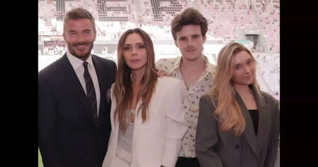 "Особый вечер в кругу родных". Виктория и Дэвид Бекхэм вышли в свет с детьми — без сына Бруклина