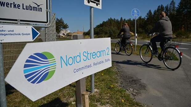 Указатель с символикой компании Nord Stream 2 AG, ведущей строительство газопровода Северный поток — 2 в Германии