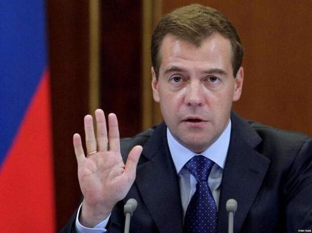 Медведев на вопрос о низких зарплатах учителей: идите в ... бизнес