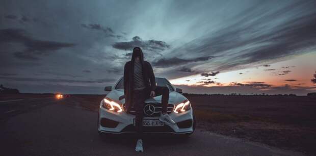 На Алтае двое студентов угнали две машины и украли один аппарат