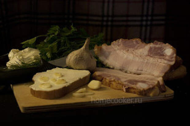 Бутерброды с грудинкой CHesnok vykladyvaetsya na hleb 300x200 Бутерброды с грудинкой