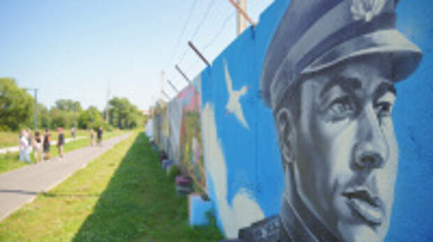 На новой набережной Уводи в Иванове молодые художники завершают мурал в стиле граффити, посвященный 80-летию Великой Победы