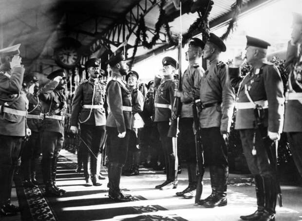 Император Николай II на перроне железнодорожного вокзала обходит строй почетного караула по прибытии в Москву. 1910 год.