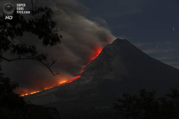 Индонезия. Суматра. 14 января. Во время извержения Синабунга. (REUTERS/YT Haryono)