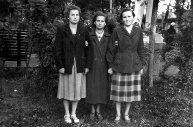 Валентина Терешкова (слева), ее сестра Людмила и подруга Галина Марзаева в годы учебы в техникуме. 1956 год