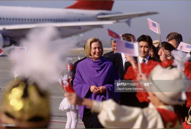 Первая леди США Хиллари Клинтон посещает Кыргызстан в  1997 году.