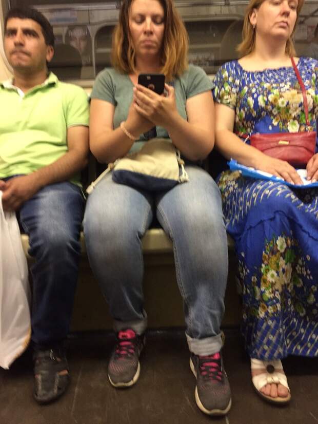 Дорогие россияне и в метро читают новости из Москвы.