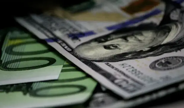 Впервые с 2020 года курс евро упал ниже 78 рублей