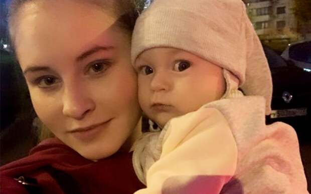 11-месячная дочка Липницкой шлепнула олимпийскую чемпионку по лицу: видео