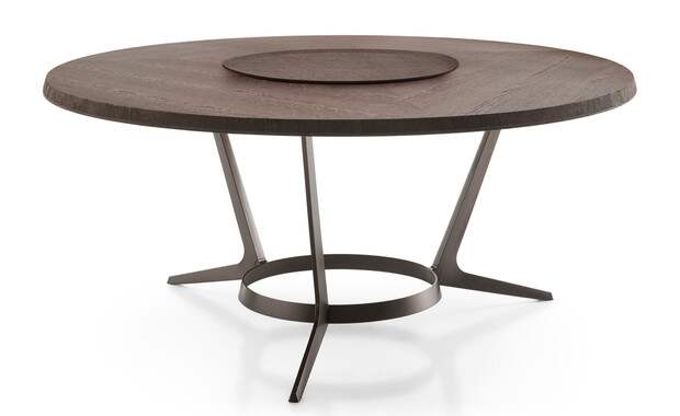 Обеденный стол — непременно круглый, с крутящимся диском в центре