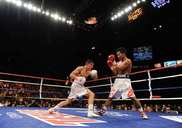 ss-090408-las-vegas-16ss_full 15) Дэвид Диас и Мэнни Pacquiao во время боя в четвертом туре чемпионата WBC в легком весе в центре Mandalay Bay 28 июня 2008 года в Лас-Вегасе. Pacquiao выиграл в девятом раунде нокаутом. (Harry How/Getty Images)
