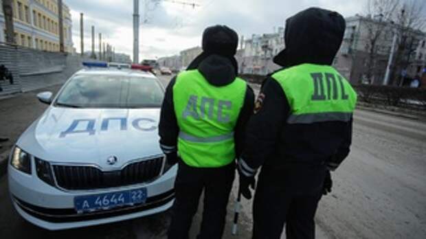 Сотрудники ДПС в Барнауле / Фото: amic.ru