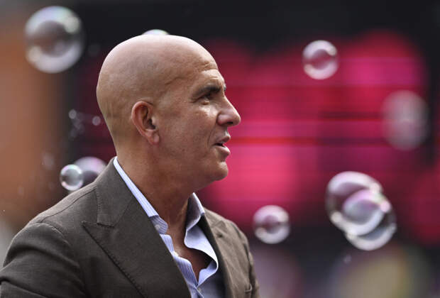 Гость программы разбил лоб до крови в прямом эфире