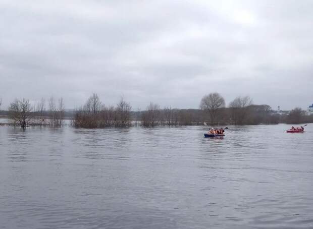 Храм Покрова на Нерли во Владимирской области окружен водой