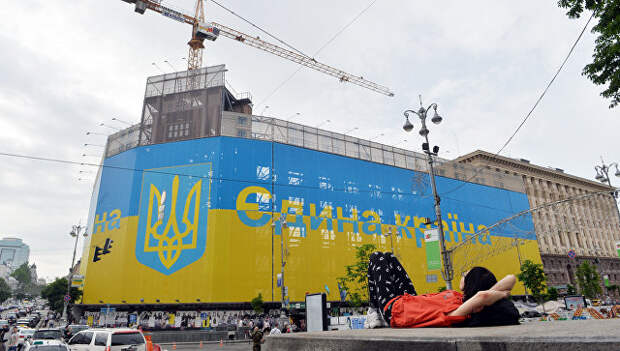 Флаг и герб Украины на здании в центре Киева. Архивное Фото. Флаг и герб Украины на здании в центре Киева. Архивное Фото.
