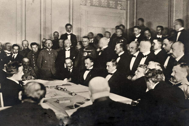 Подписание Брестского мира 9 февраля 1918 года. Фото: wikipedia.org