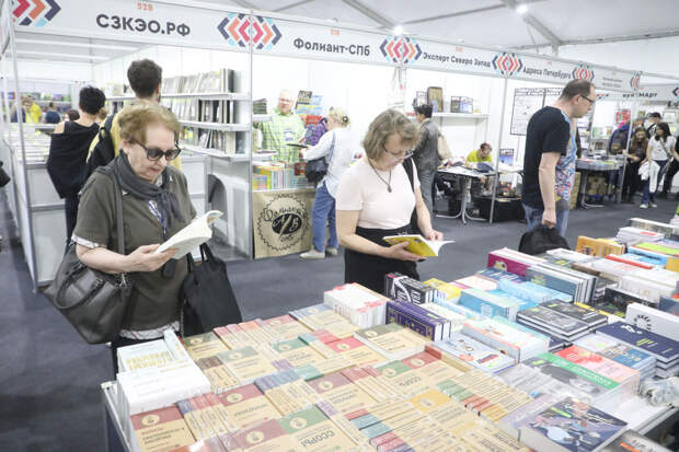 «Здесь душа хочет петь, писать, читать»: петербуржцы поделились впечатлениями о Книжном салоне