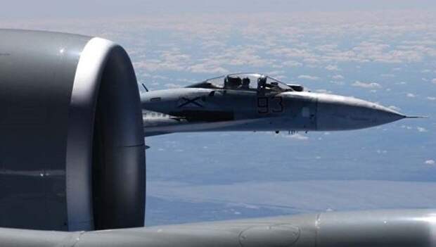 Сближение российского Су-27 с самолетом-разведчиком США RC-135U. Архивное фото