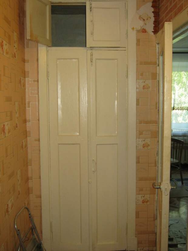 Дверь в кладовку, которую называли тещиной комнатой. / Фото: otoplenie-vdome.ru