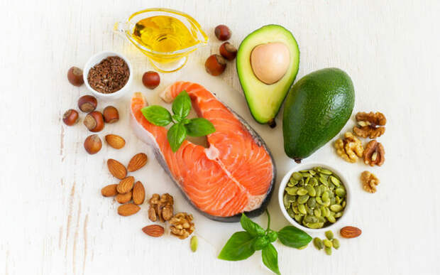 Полезные жиры. Омега-3 полезны для всего организма, питают кожу. Оливковое масло, авокадо, орехи, жирные сорта рыб - источники жирных кислот. 