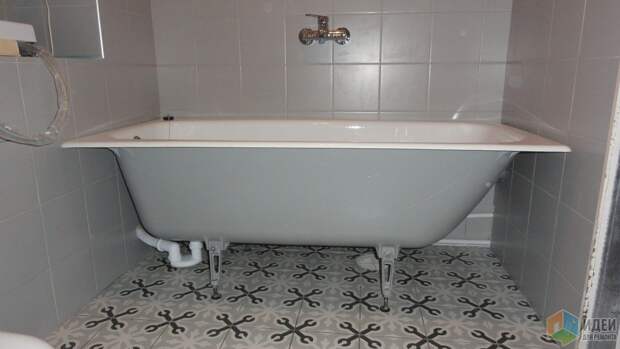 Плитка и покрашенная в серый цвет чугунная ванна