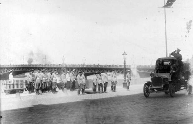 Смотр военных грузовиков после автопробега. 28 июля 1911 г. Санкт-Петербург