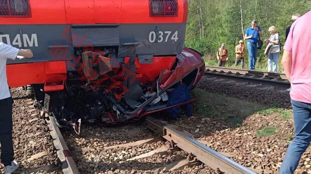 Электричка протаранила легковушку в Раменском округе