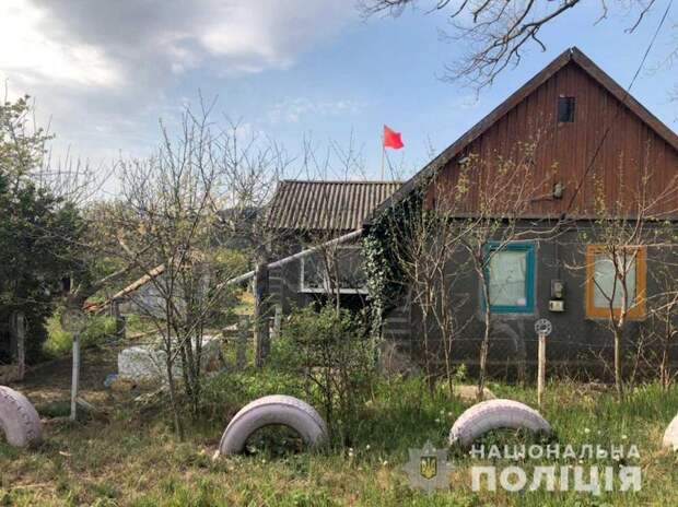 Полиция отняла у жителя Одесской области поднятый к 1 Мая на доме красный флаг Полиция отняла у жителя Одесской области поднятый к 1 Мая на доме красный флаг